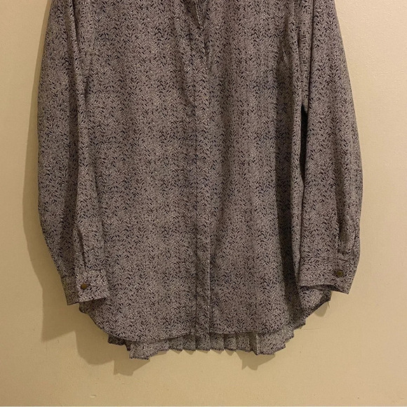 Daisy Fuentes Size L Boho Long Sleeve Pleated Back Button Down Black White - Picture 3 of 10